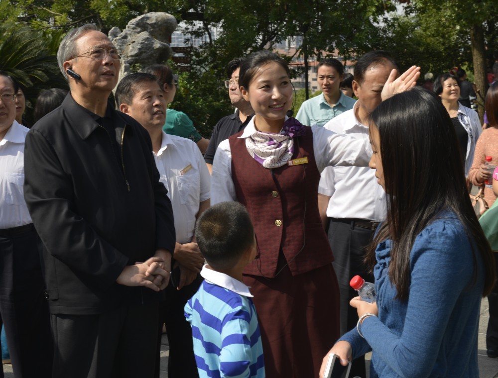 讲解员周媛在为前国务院副总理曾培炎讲解