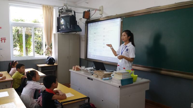 图2 岱山支教辰山科普人员在上课