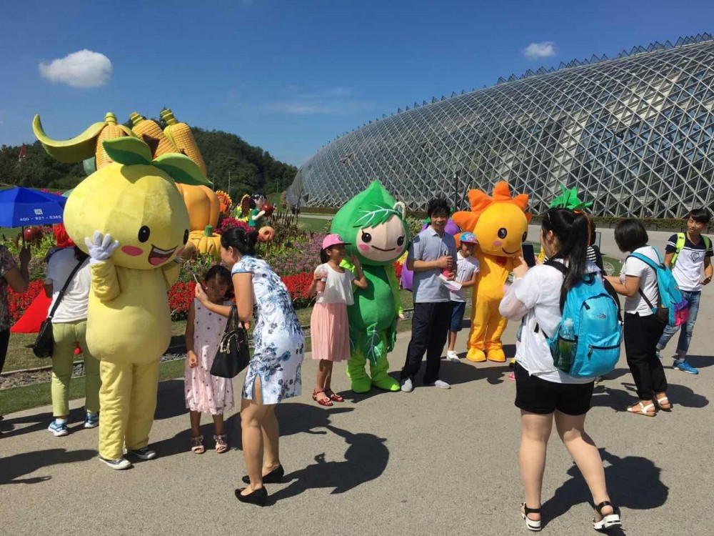 图4 游客们争相互动卡通蔬果