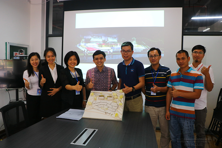 2017年6月20日，印尼爪哇省设计师雷萨·坎巴里（左四）带着展园设计模型赴第十二届园博会指挥部考察交流